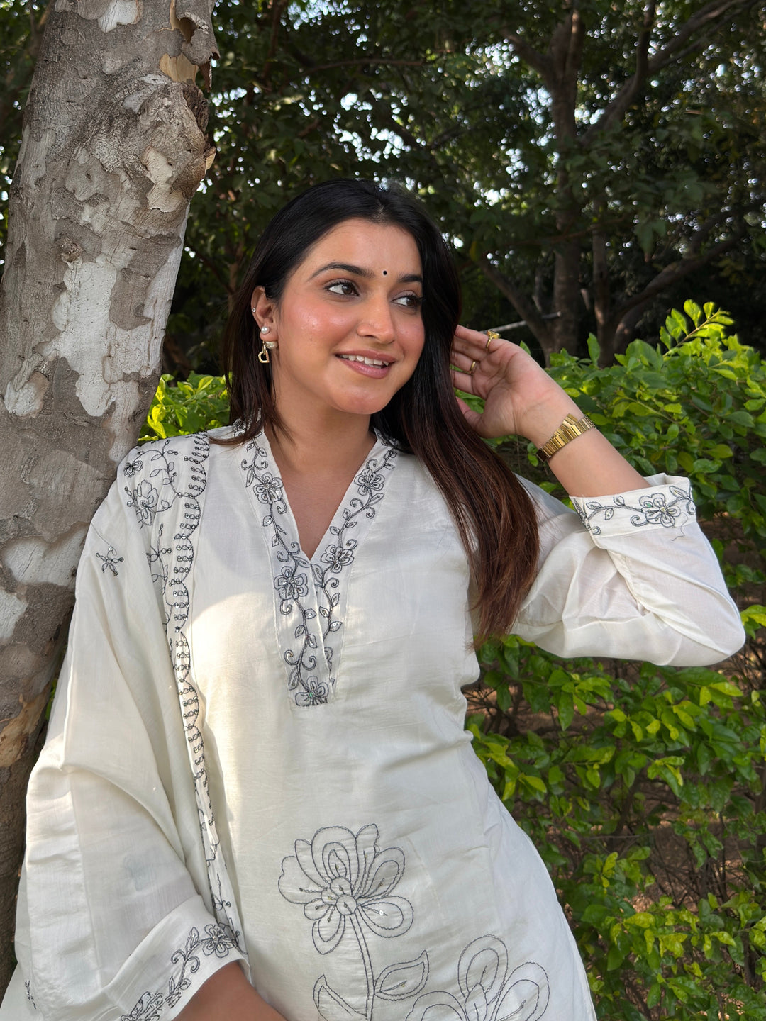 Kavya White Straight Kurta Set – Silk Blend with Embroidered Dupatta