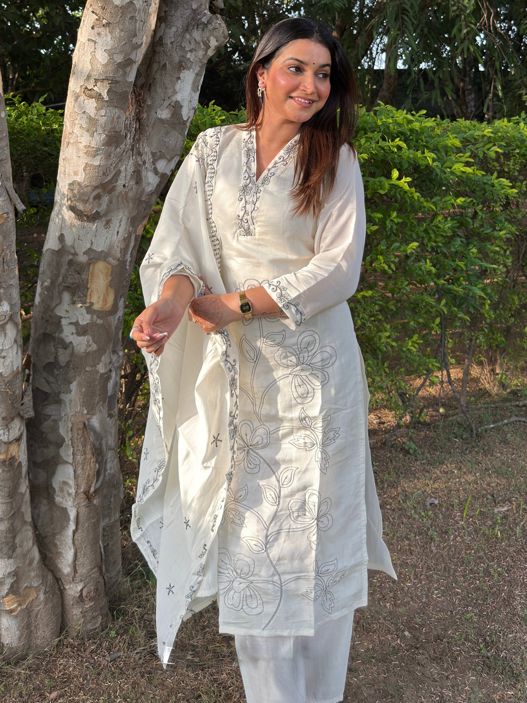 Kavya White Straight Kurta Set – Silk Blend with Embroidered Dupatta